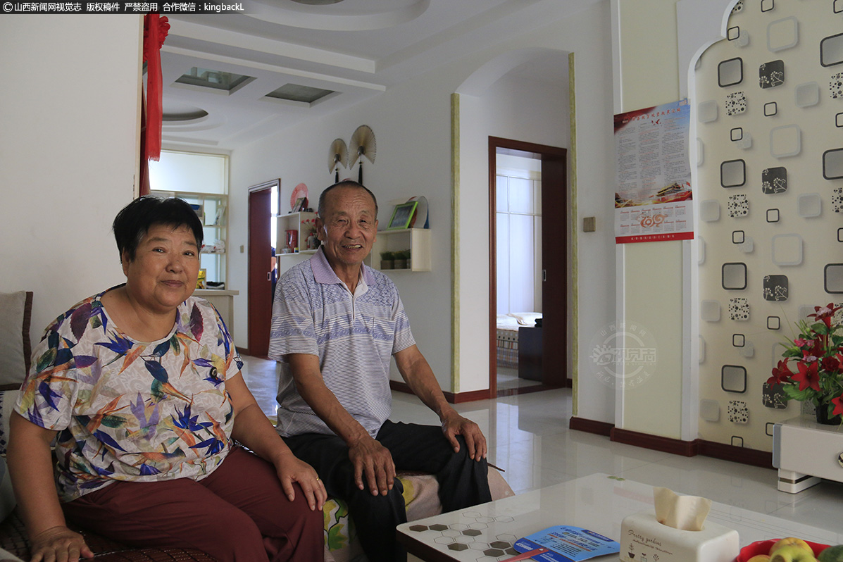      夫妇二人高兴的说：“有了今天的居住环境，感谢党的整村移民政策，也感谢政府对山区人民的关心。”