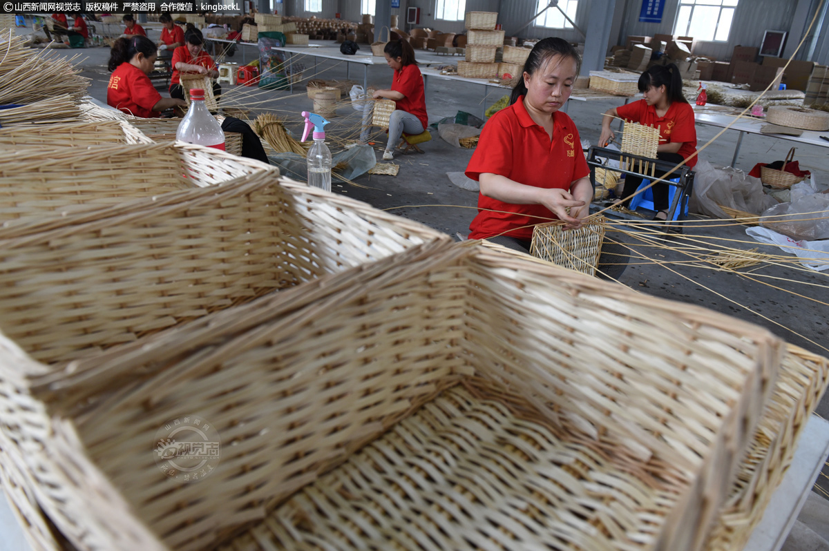      广灵县巧娘宫手工编织专业合作社的员工正在编织工艺品。目前，合作社的产品在国内市场均有销售，还远销英国、日本、泰国等国家。