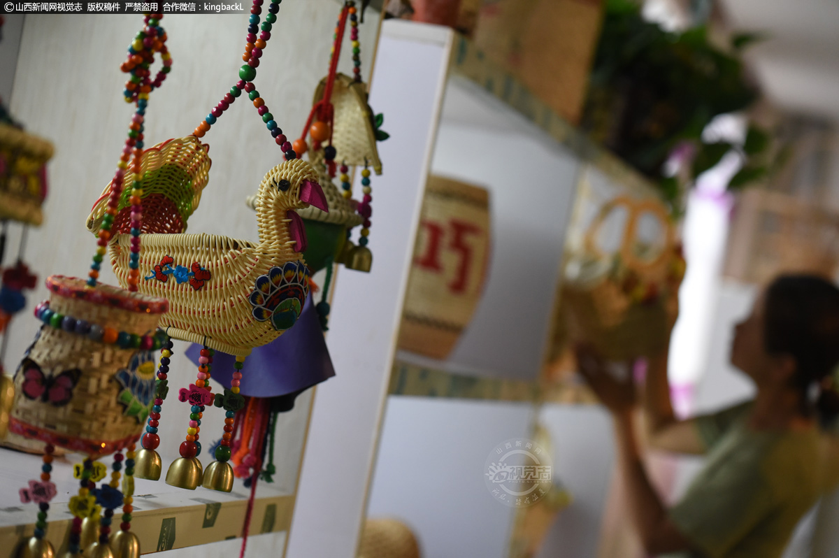      在山西省广灵县巧娘宫手工编织专业合作社展厅，游客正在观赏柳编工艺品。