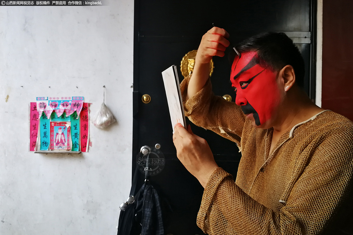      武凌云，是太原市实验晋剧院副院长，剧团的灵魂人物，今年已经55岁了，目前是舞台上岁数最大的晋剧演员，在晋剧《关公》中扮演关公。