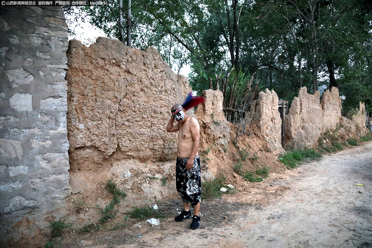      炎炎夏日，往往刚刚准备好妆容，汗水就会慢慢流下来。