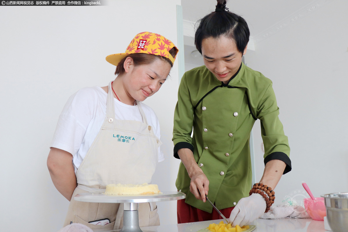      刘泽鹏认真传授每一位学员制作蛋糕技艺。