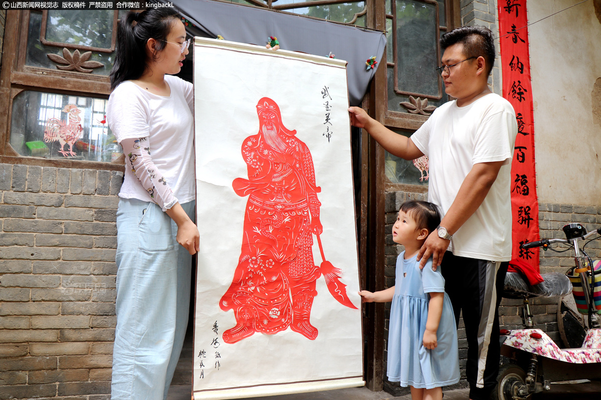      运城古称河东，是三国蜀汉名将关羽的故乡。武有德老人的重孙黄宝仪特别喜欢太姥爷和太姥姥的关公剪纸，每次回家都吵着家人要看这幅剪纸作品！