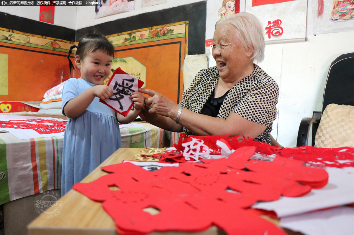     仅三岁的黄宝仪受家人的耳染目濡，在幼儿园已经画出了简笔关公画像，回到家后每当太姥姥剪纸时，都会在边上像个小大人一样帮忙。武有德老人最大的心愿就是让重孙们能够也学会这门手艺，将这份朴实手艺传承下去。