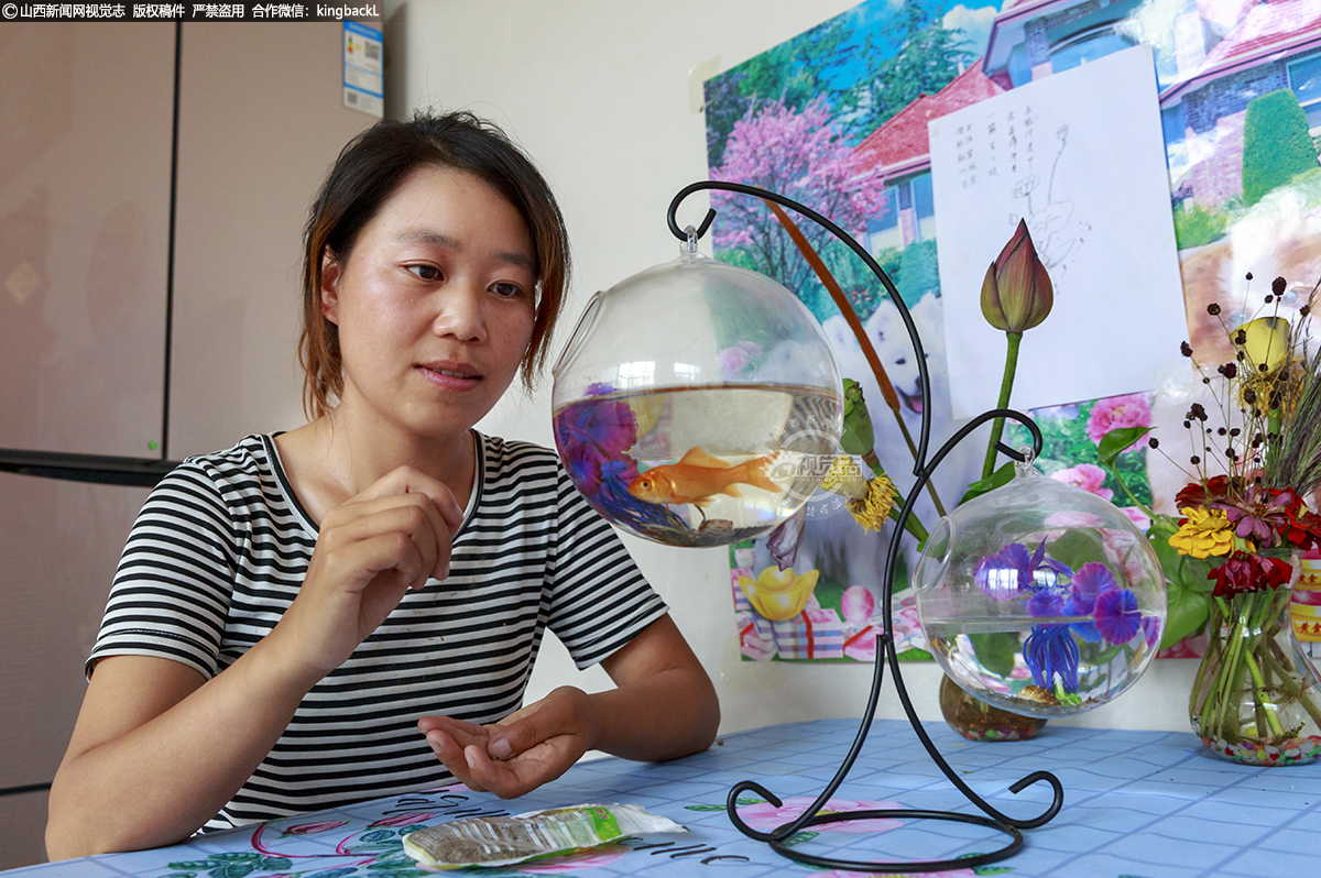      为了创业，她干起活来不怕苦不怕累，但内心并不是“女汉子”，她有着自己的爱好，也有着一颗“少女心”。
