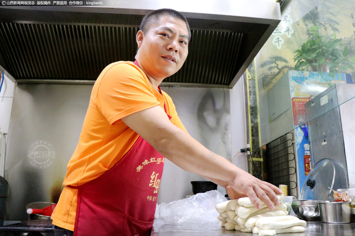      张彦峰的父亲先前在镇上从事肉制品营生，“做生意，讲究的是心善，善心散播了，人气就来了。”张彦峰父亲做的熟食味美价廉，特别是卤的牛肉入口即化、鲜香无比。逢年过节时，张彦峰还和老父亲一起帮衬村民宰牛杀猪，收获了顶呱呱的口碑。在老父亲的教育和指导下，张彦峰决心学习和从事厨师行业。开始创业后，在运城先后开了三次饭店，将自家牛肉融入到平陆名吃油泼面中。