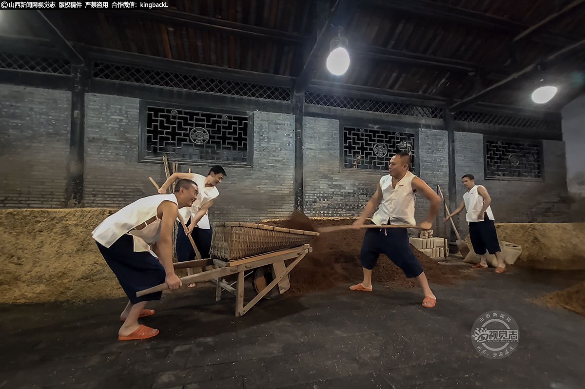      我国是酒的故乡，也是酒文化的发源地，是世界上酿酒最早的国家之一。酒的酿造，在我国已有相当悠久的历史。自古以来，酒就是文人墨客创作诗词歌赋的灵感来源，也是饭桌上接待客人，调和气氛的宴席饮品。近日，山西新闻网记者有幸走进四川德阳绵竹市，深入剑南老街、剑南春天益老号酒坊遗址，探访这里的古法酿酒。（■山西新闻网记者：苏航）