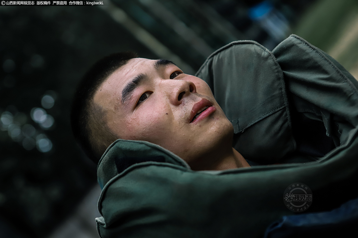      结束训练后，脱下排爆服的特战队员已经近乎虚脱。