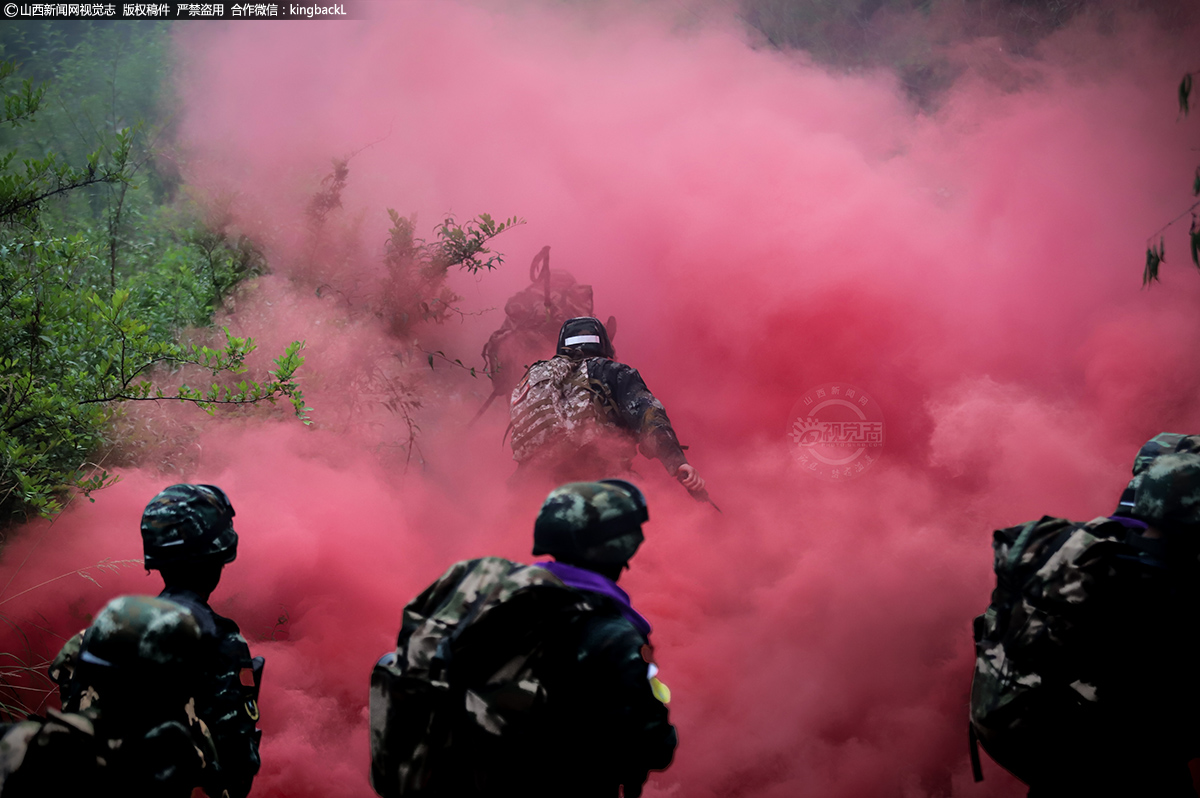      实战对抗训练中，设置多种复杂环境干扰排爆手进行拆除和转移爆炸物等作业，让排爆手在近似实战环境中感受极端的压力，保持好极强的耐性、专注力和判断力。