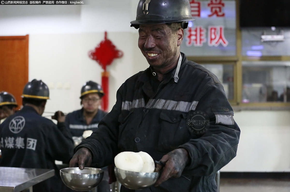      工人们有时来不及洗漱，先到食堂去打饭。