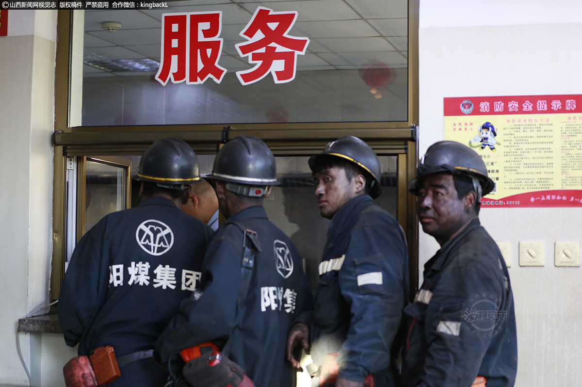      煤矿工人，他们被人们称为“煤黑子”，脸黑、手黑、衣服黑、工作环境黑，然而就是这些默默无闻的“黑煤子”，才让世界如此光明灿烂。