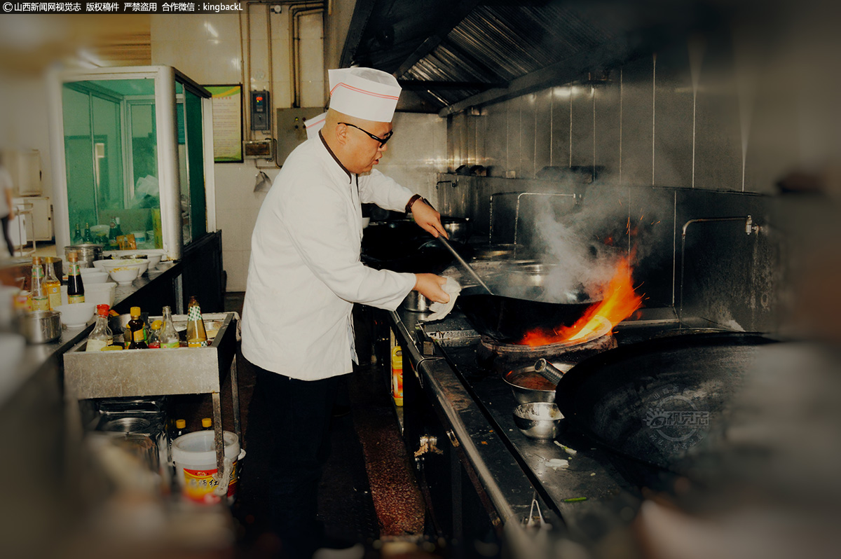      说到班中餐的食品安全，班中餐队刘书记说，加强食品卫生安全管理力度，严把原料采购、食品储存、烹饪加工等关口的同时，注重餐厅厨房卫生与食材保鲜工作，从洗菜、切菜、加工、配送每道程序都明确专人负责。只有这样，才能让每一个工人吃的放心，吃的安心。