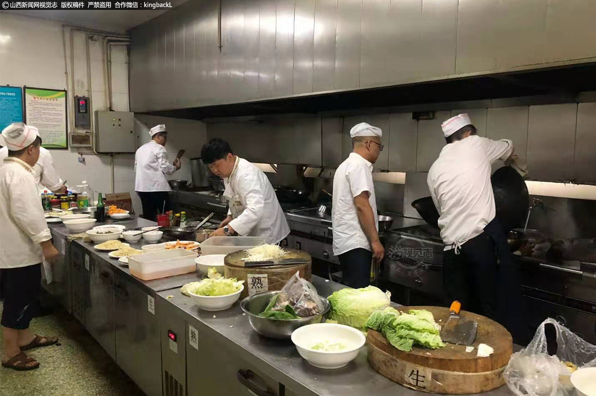      山西阳煤集团二矿班中餐队属于二矿综合人力部下设的一个后勤队组，共有员工73人，他们担负着全矿每一天八点、四点两个班，900多份井下矿工班中餐的制作及发放工作。为确保食品卫生安全，保障职工的身心健康，严格对井下一线采掘生产工人的班中餐的管理，班中餐队的员工们通过科学搭配，精心调剂，实施绿色食品工程，为职工提供了健康、丰盛而又免费的班中餐。（■山西新闻网特约摄影师：杜爱清）