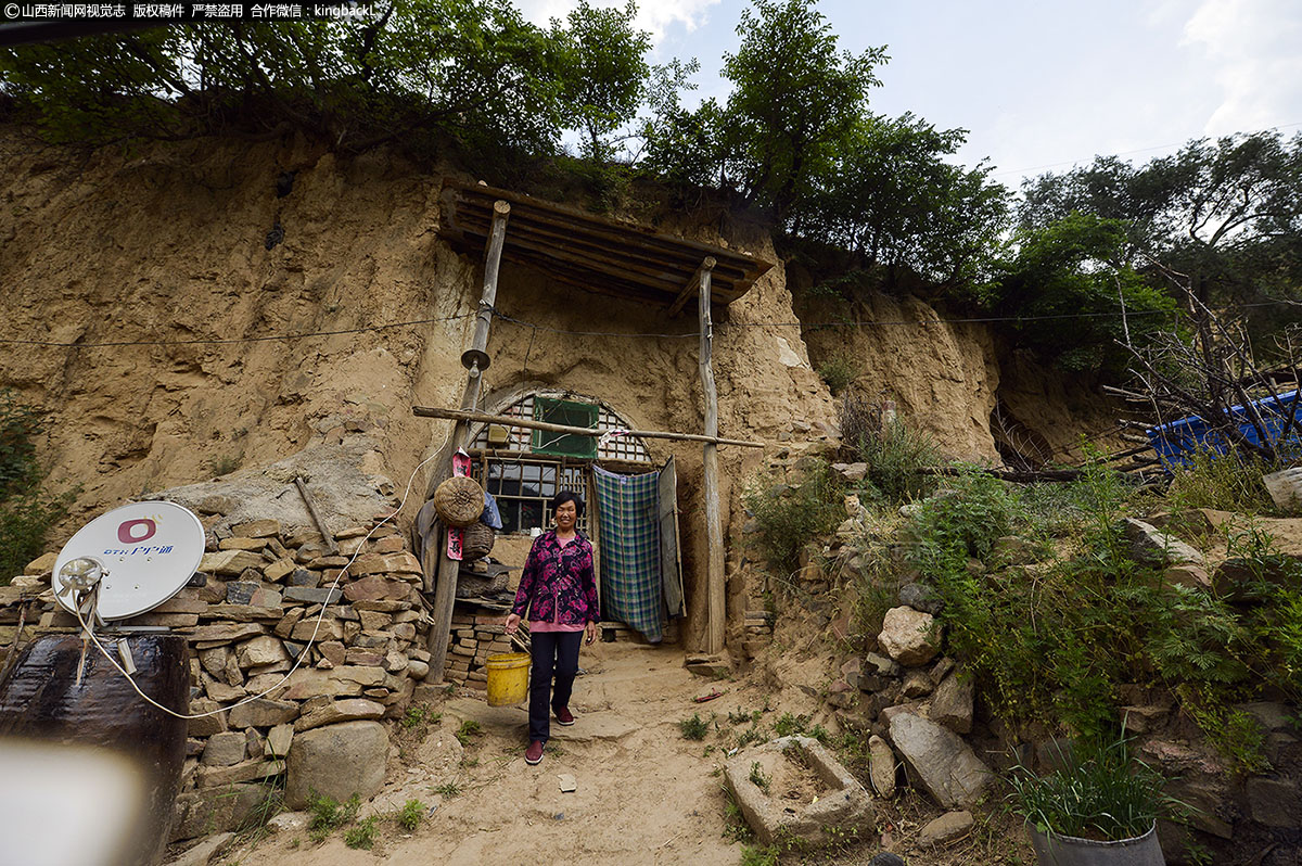     村民郑白公搬迁前就住在这间土窑洞里，依山而建，大多都是祖传的，是之前的老人们留下来的，已经有上百年的历史。他们世世代代都居住在这里，面朝黄土背朝天，基础环境条件和生存条件极差，为他们的生活带来了十分的不便。