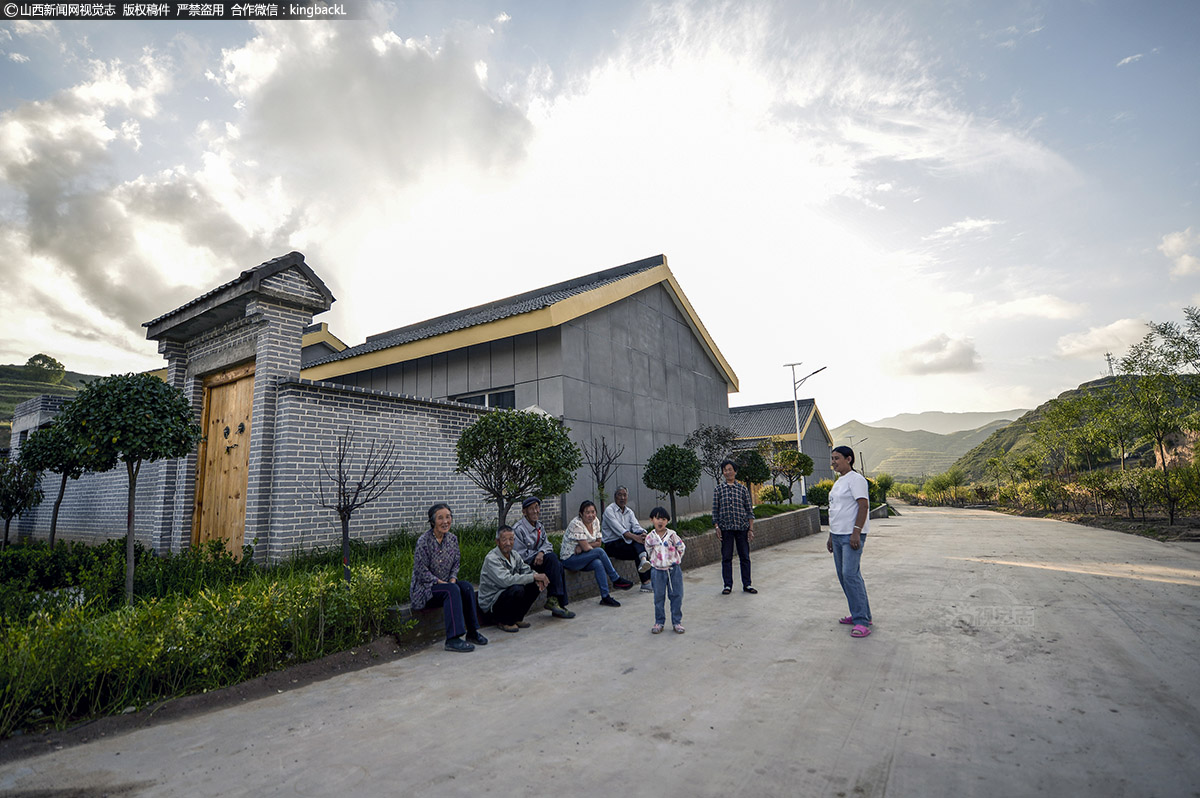      现在的村子与太钢建立了合作关系，村民可到太钢万亩油松基地耕地、种树，每亩收入200元，年分红7000元。此外，村里还大力发展种植中药材等植物，带动本村贫困户脱贫致富。搬迁后的村民们不仅住上了宽敞明亮的新房，还有了可以工作的机会。大家在新的地方安居乐业，对未来的日子充满了憧憬。