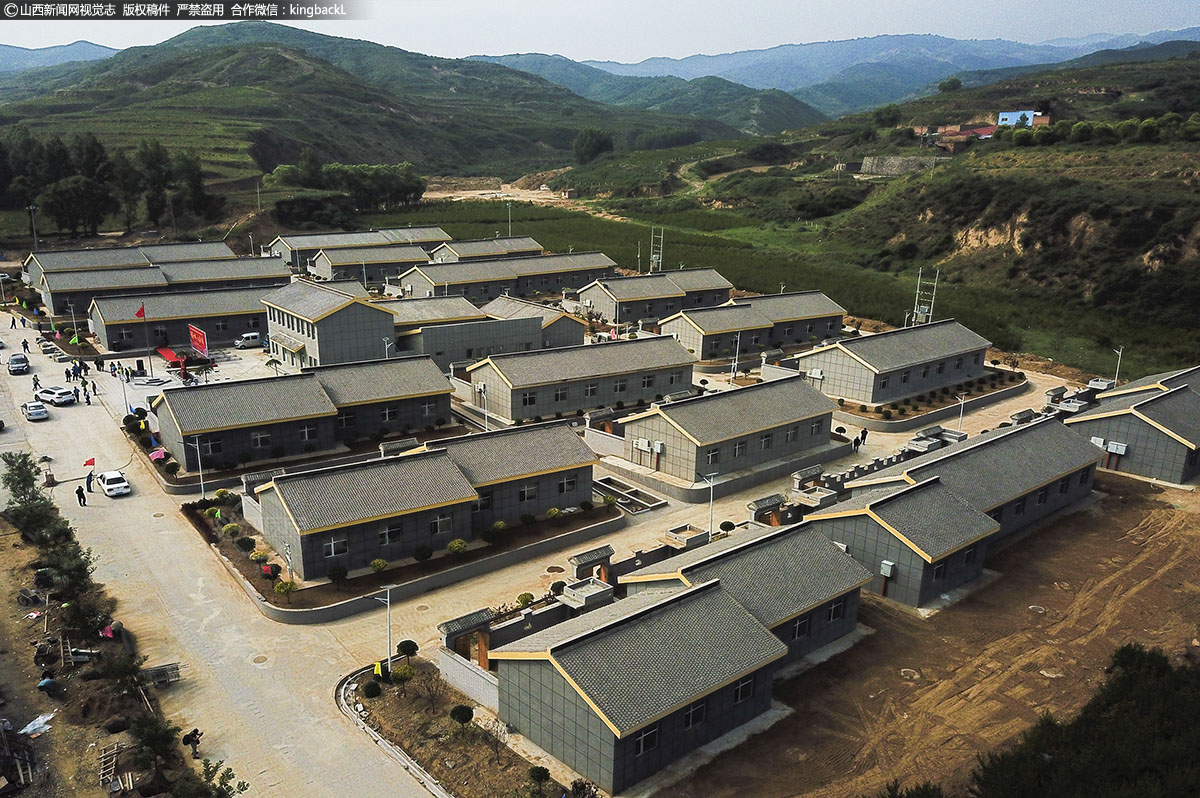      为了推进太原市娄烦县马家庄乡进善村脱贫工作，提高贫困人员的生活水平，在省政府和当地有关部门的努力下，建起了3335平方米的村民住宅和485平方米的公共配套设施。村民们都住上了宽敞明亮的新房，也为新的农村焕发了生机。图为新村全貌。