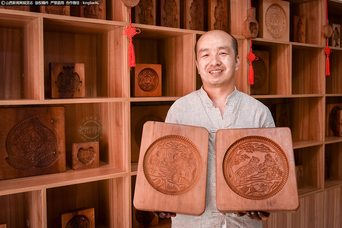      闫建平始终坚持用心去制作每一件产品，不仅继承传统，让雕刻工艺大放异彩，呈现出浓厚的古典味，更开拓创新，追求多样化、独特性。并在传承非物质文化时与时俱进，在图案设计上不断推陈出新，还把“孝”“义”文化蕴含其中。他希望能将这深厚的文化底蕴不断的传承下去。