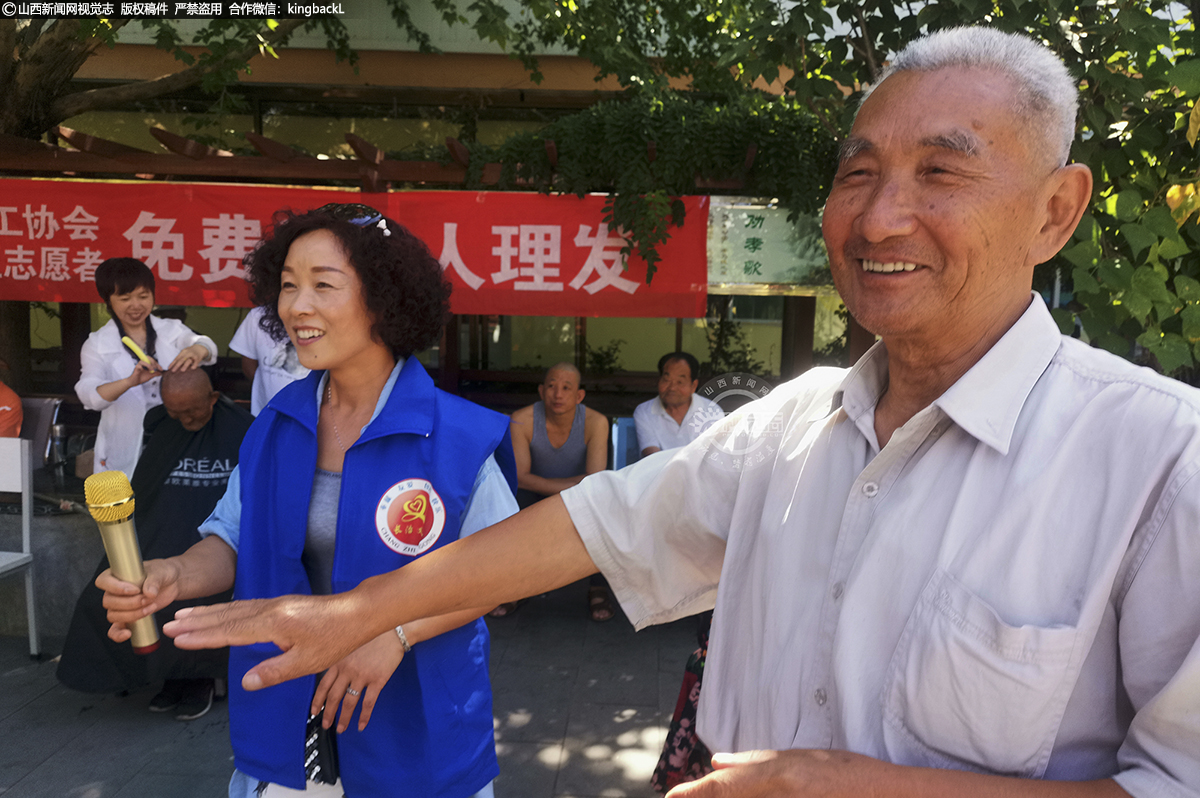      “老兵叔”总是乐呵呵的，笑容总挂在脸上。他感染了义工，也感染了被服务的所有人。笑成了他们的一种时尚。他说：“大家的生活一天比一天好，活一天就是享受一天，为什么不高兴呢？”