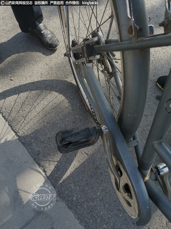      一辆小厂出的自行车，跟着他做义工跑了八年。也不知跑了多少路，脚蹬子也记不清踩坏过多少个。