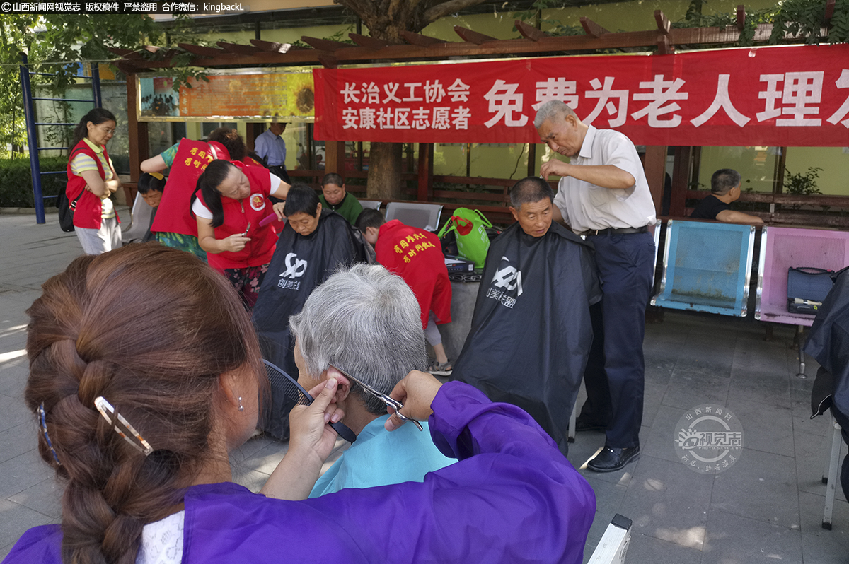      只要“老兵叔”他们一来，院子里就立马热闹了起来。大家聚在一起聊家常，有时还会唱歌，义工们给老人们发一些吃的，像开联欢会。他边理发还边给老人们讲故事。