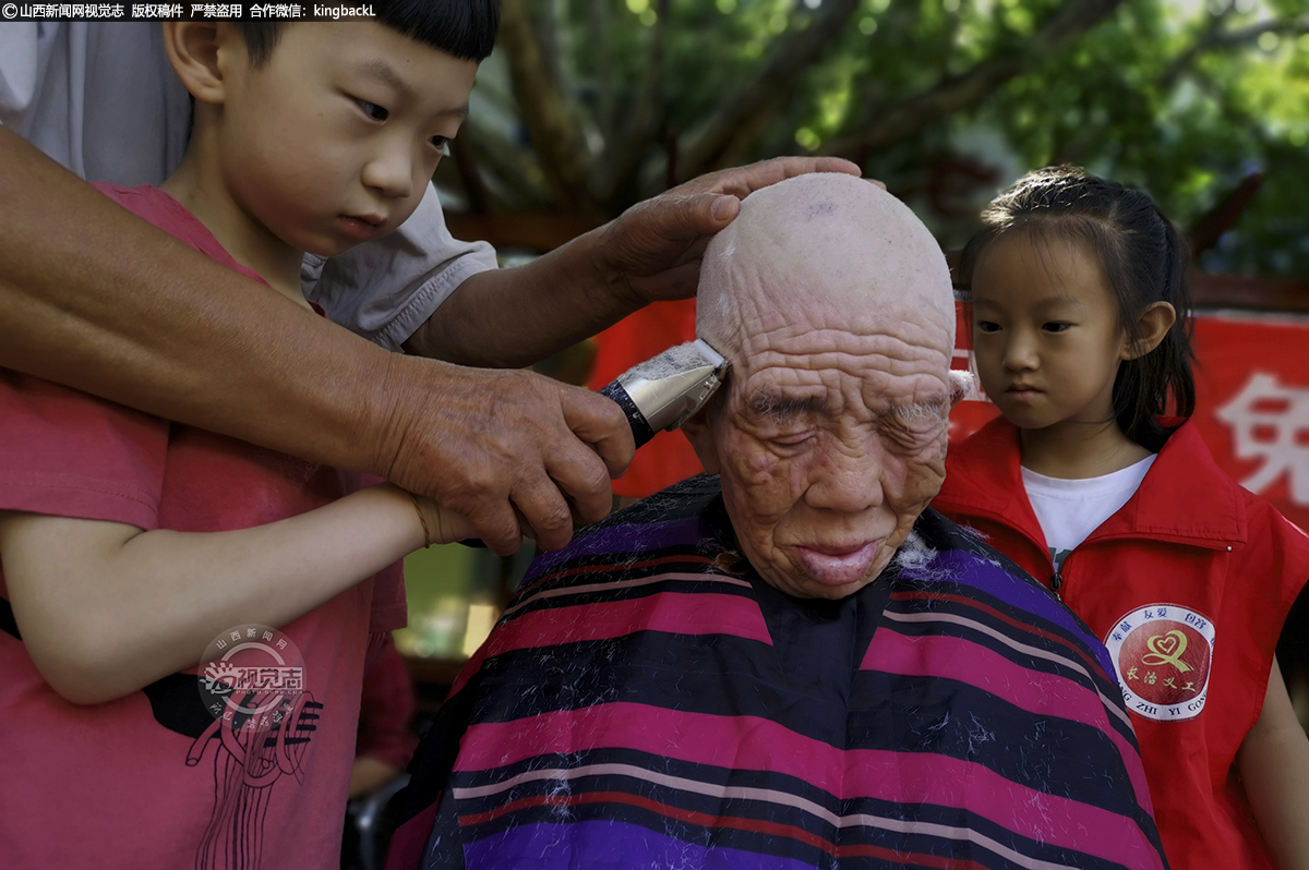      老兵叔的精神和行为感动了年轻人、也感染了孩子们。他手把手的教小学生们理发。他传递的不仅是技能，更是爱、孝道和精神。
