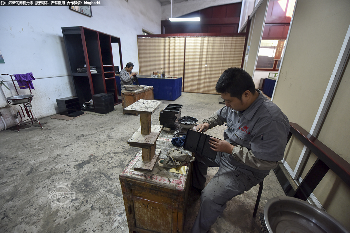      中国推光漆器博物馆内，数十位“手艺人”或刷漆、或打磨、或绘纹样。一件件推光漆艺术品在他们的手指间慢慢蜕变，最终变得“明艳动人”。