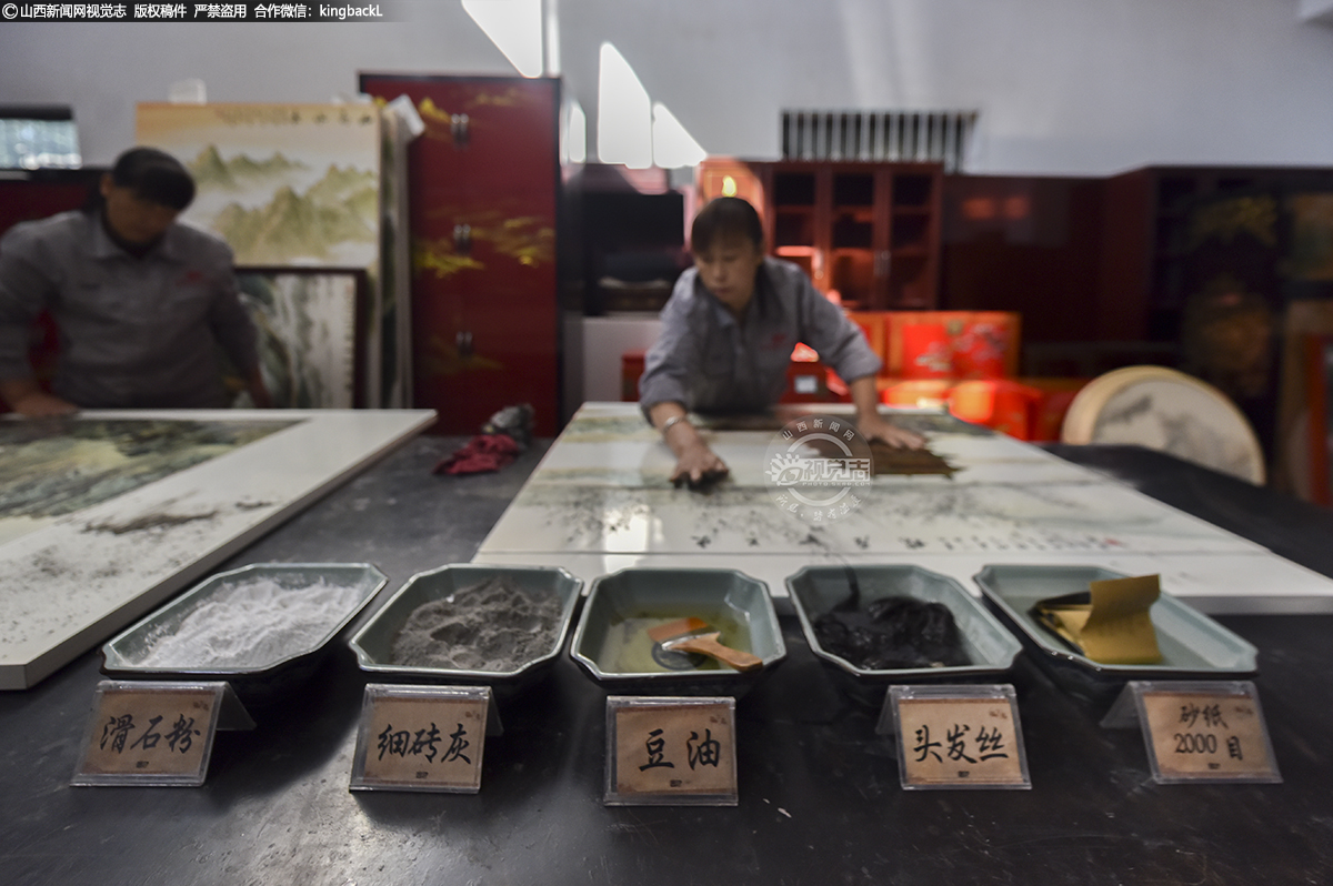      通常的做法是先用细砂纸把漆面打磨光滑，接下来要用优质椴木烧制的木炭块细细蘸水打磨增加漆面的黑度，再用头发蘸油打磨，最后用手掌蘸上特制的细砖灰（用水将砖灰反复过滤）和麻油推光。