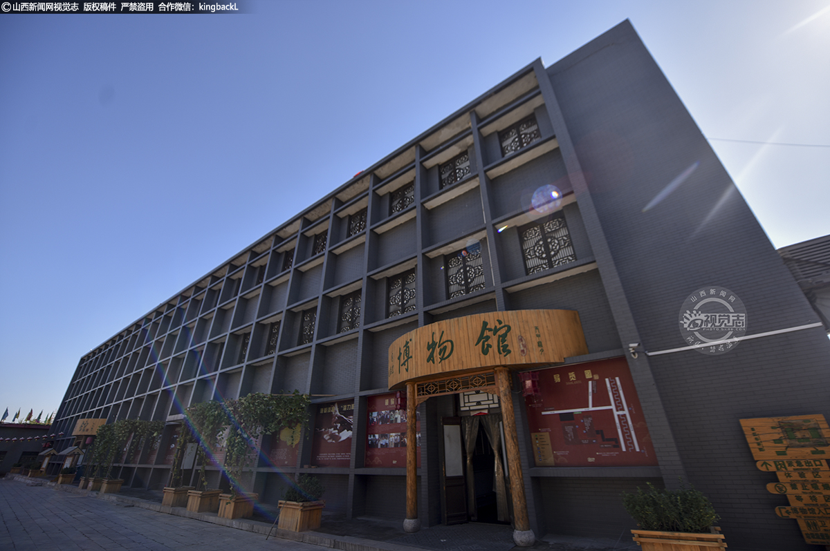      平遥唐都推光漆器博物馆由展销馆、精品馆、珍品馆、明清建筑群体验馆、明清家具馆组成，全方位、多角度、深层次展示和研究各个历史时期中国漆器的历史沿革、文化、艺术与成就。展馆中汇集了多彩兼备的宋元漆器，千文万华的明代漆器以及以时代为主题的当代漆器共1.28万件。