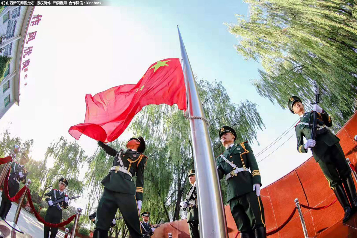      10月1日，山西省处处洋溢着节日的气氛，大家用自己的方式欢度国庆，庆祝中华人民共和国成立70周年，共同祝福我们伟大的祖国繁荣昌盛，国泰民安。全省各地百余名特约摄影师，用镜头记录下这难忘的一刻，定格那些经典瞬间。（山西新闻网视觉志）