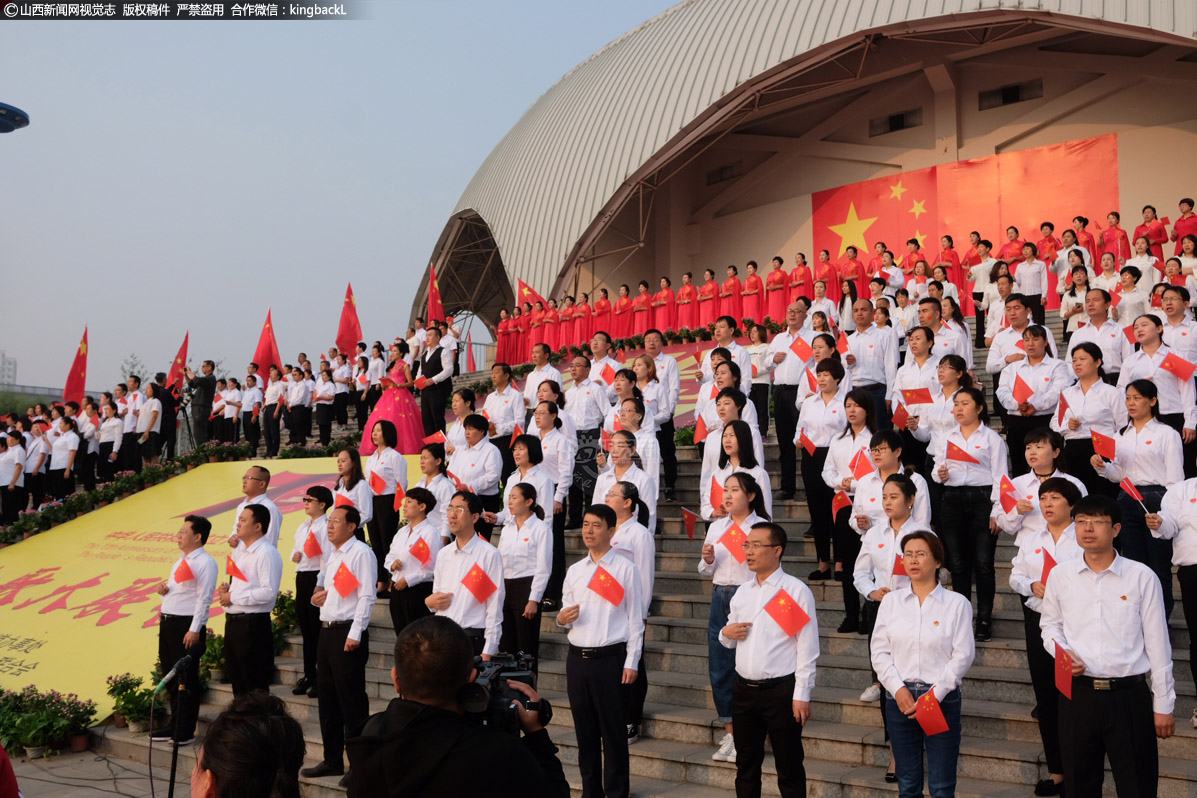      10月1日上午，忻州市原平市文体广场千人齐唱红歌。（山西新闻网特约摄影师：聂建伟）