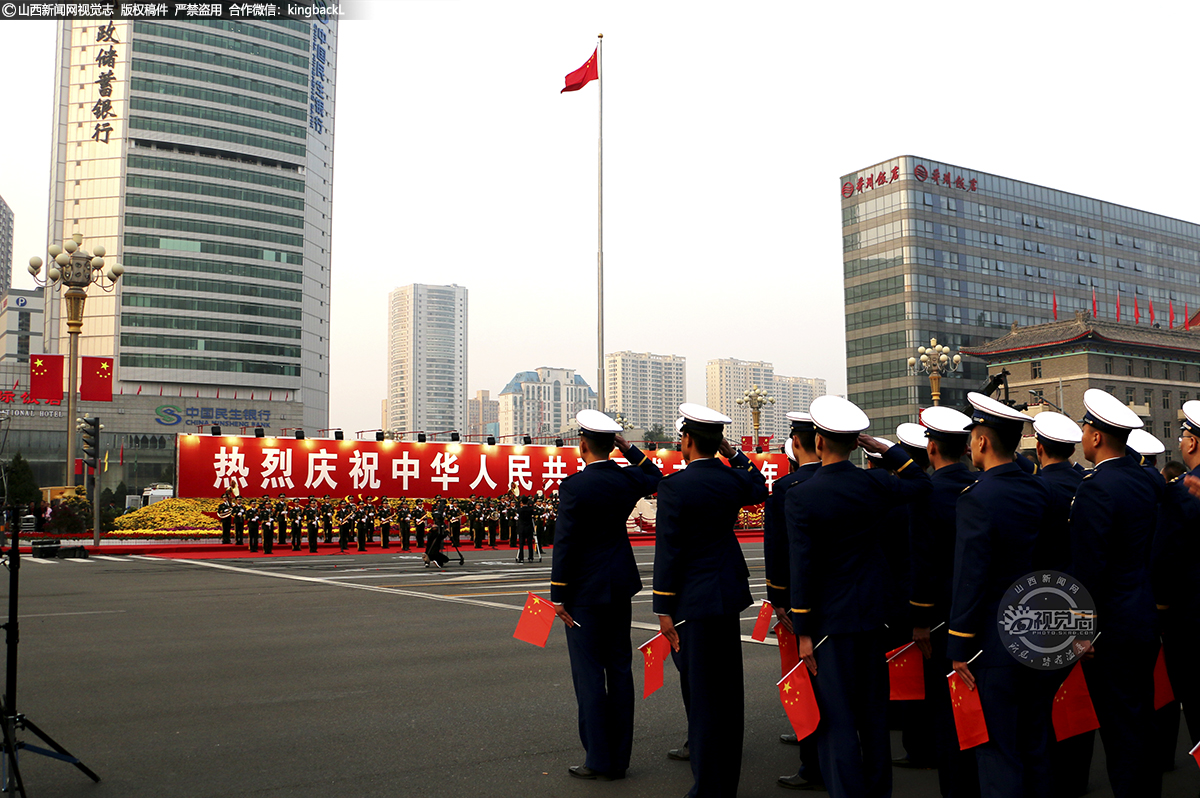     10月1日，太原五一广场举行升国旗仪式。（山西新闻网特约摄影师：郝永梁）