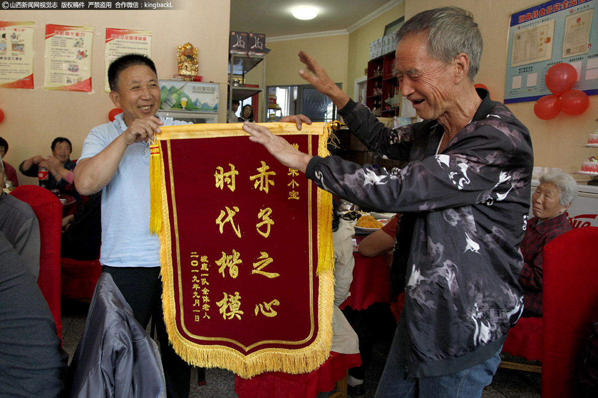      百善孝为先，10多年来，宋小宝设宴“敬老饭”出资两万多元。他动情地说：“从小父母就教育我们要有爱心，我从家教中得到了启迪，要敬老爱老，弘扬中华民族这一优良美德。”在宴席上，老人们对他的善举既感动又感激，为他做了一面锦旗。