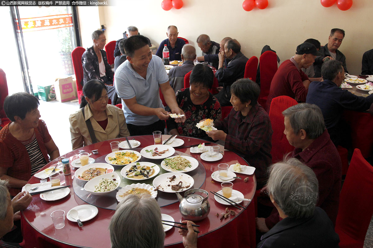      近日，在山西省垣曲县城一家饭店，来自城中村新城镇坡底村第一居民组的40余名老年人欢聚一堂，同吃“敬老饭”。设宴者叫宋小宝，是从事汽车钣金喷漆的一位个体户。每年的这个时节，他都要宴请老人们到饭店吃饭，今年是他设宴“敬老饭”的第11个年头。（■山西新闻网特约摄影师：谢东旭）