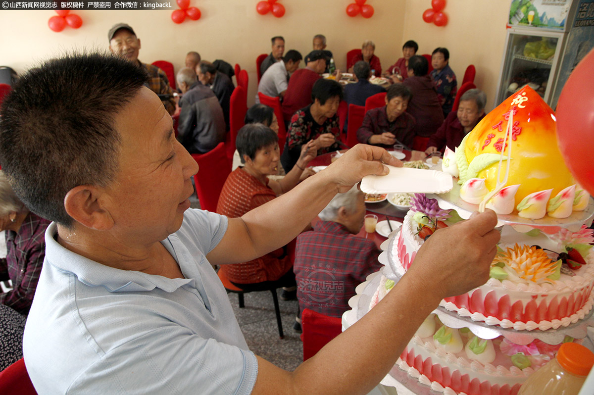      11年前，宋小宝萌发了在重阳节前自掏腰包开设“敬老饭”的念头。从此，11年来每年的这个时候，他总要把请帖发到他所在居民组老人手中，然后在县城找一家饭店，请老人们吃饭，并定制一个大蛋糕。老人们没有一个人不为他的行为所感动，没有一个人不为他的精神所振奋。