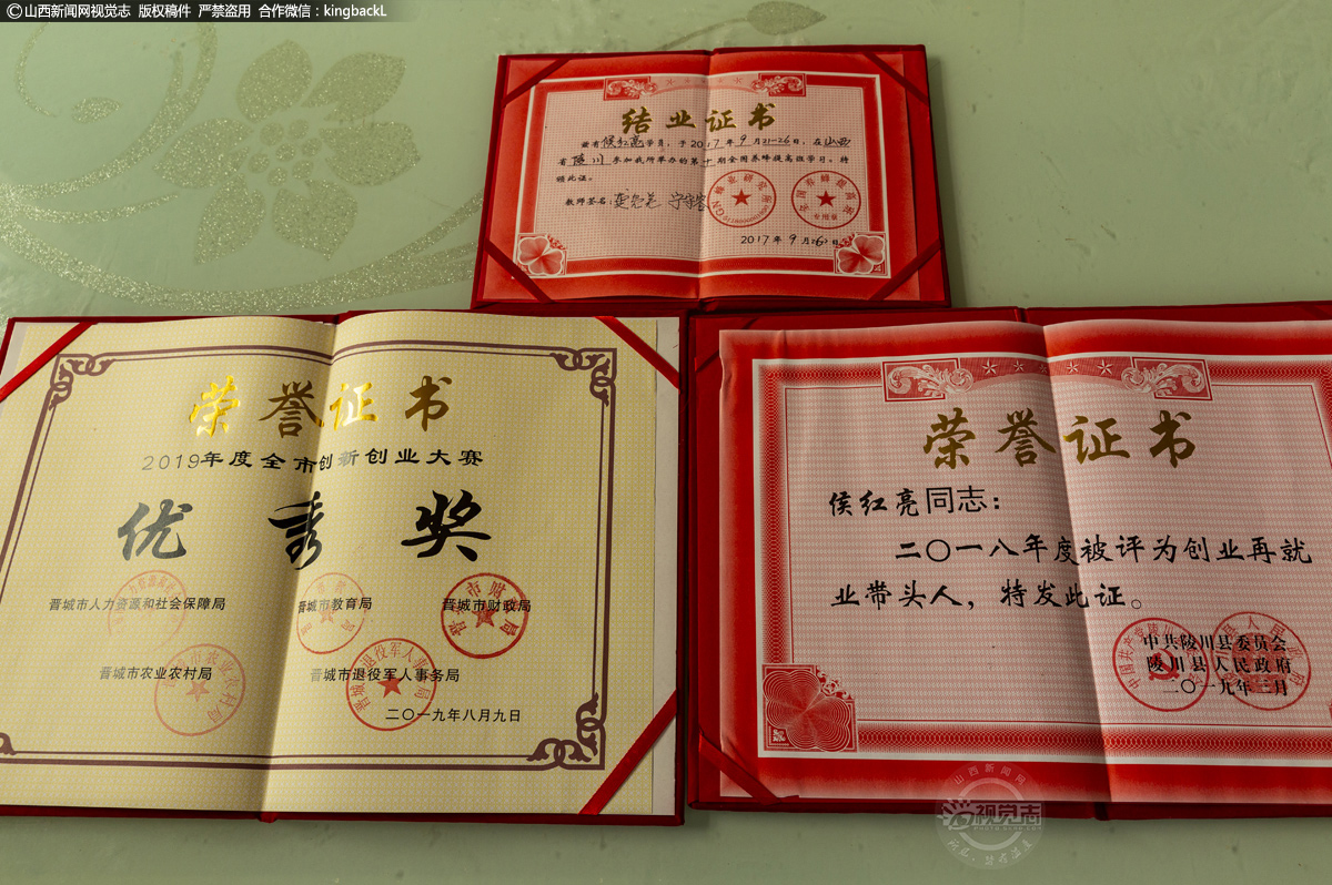      不懈的努力换来了丰硕的成果，2018年荣获陵川县“创业再就业带头人”，2019年荣获晋城市创新创业大赛优秀奖。同时也换来了合作社22个养殖户以及全乡中蜂养殖户的认可和好评，所产中蜂产品更是供不应求。