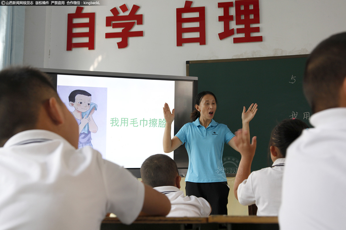      不放弃每一个学生，让其学会自尊、自强、自信、自理，做社会有用的人，是梁海荣的教学目标。对于那些特殊的孩子，她总是不厌其烦的告诉他们哪里做的对，哪里做的不对。梁海荣以特殊教育为荣，把青春献给了这一事业。