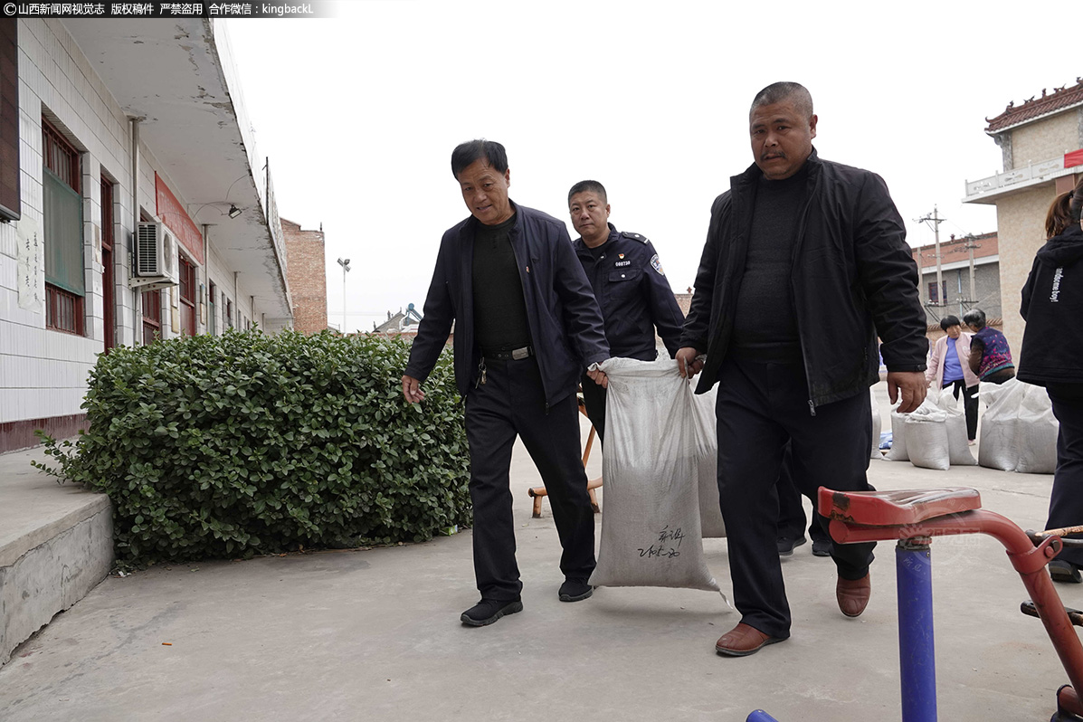      46岁的张卫东在驻村前，在新绛县交警大队工作，自从到了村里以后，他每天与贫困户、村干部同吃同住同劳动，黑脸的张卫东风吹日晒，一身藏黑警服让他的脸更黑了，可他始终乐在其中。