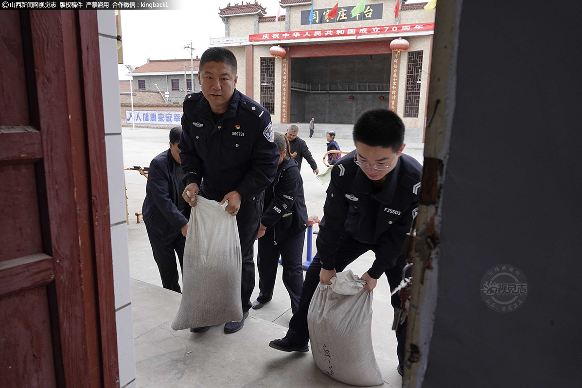     从此，“黑脸第一书记”的名头更加名副其实，引进“黑小麦”力助贫困户抱团脱贫让村里每个人都心中乐开了花，也让村民们看到了致富的希望。图为张卫东和贫困户及村干部准备“黑小麦”种籽播种。