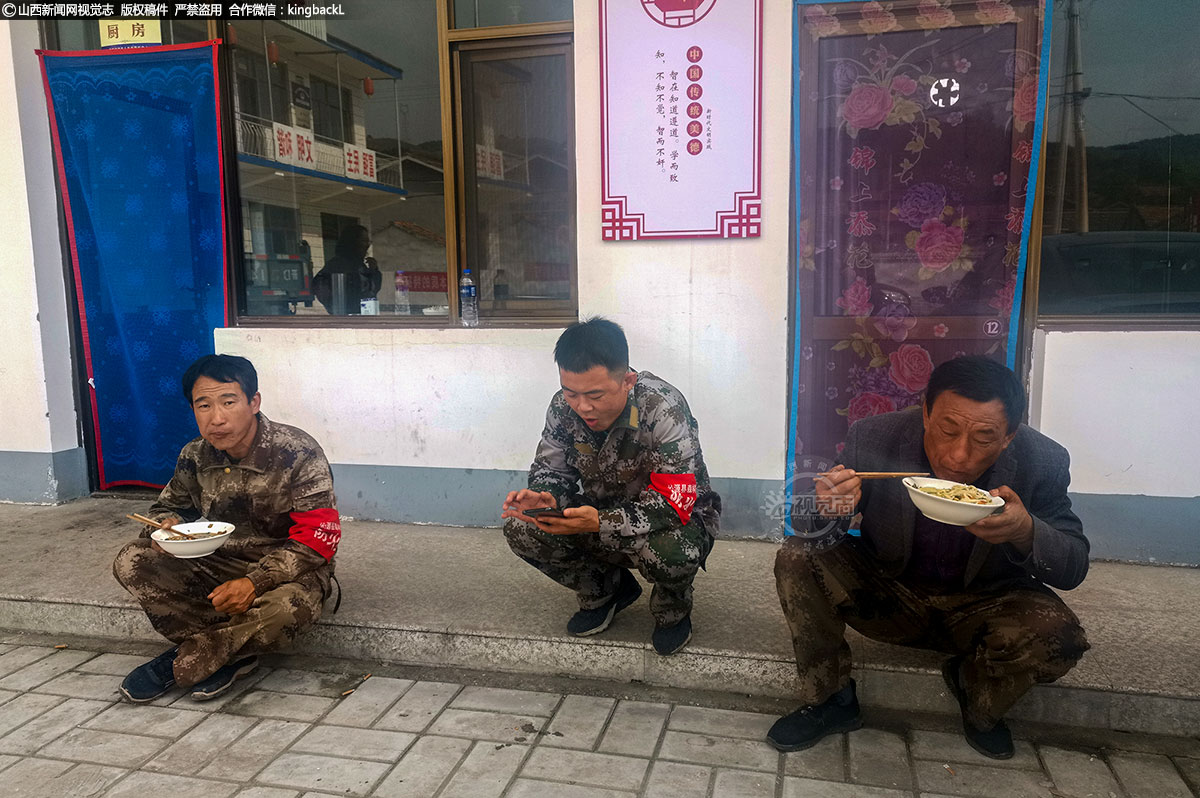      不知不觉的已忙到中午一点多，此时他和村长才想起吃午饭。村里有245户，695口人，还分布有两个自然村，村里的大事小事都要找村干部，他们两委班子都忙的团团转，每天不知要说多少话，跑多少路。他已快六十岁了，多年在外打拼，也有手艺，家庭经济有保障，应该清闲点过自己的小日子。可他偏偏被推选为支书。还时常累的回家爬不起来。