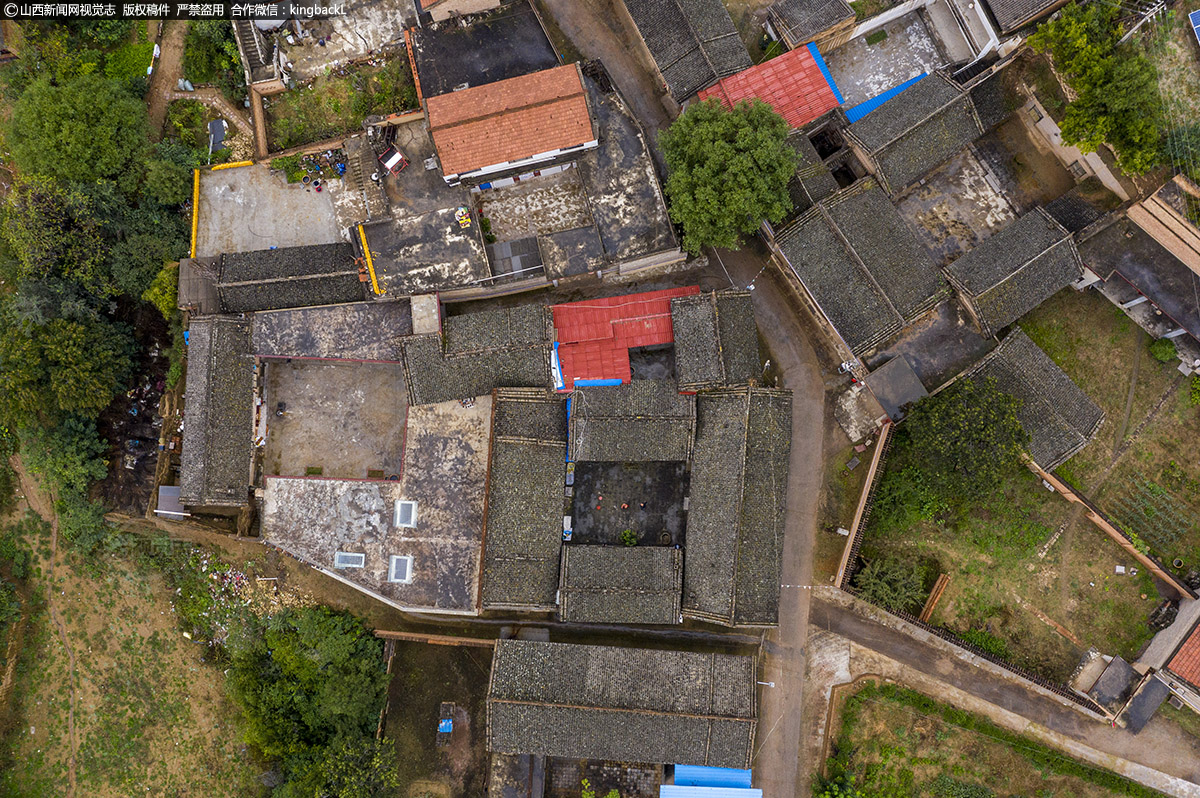      山西省闻喜县郭家庄镇后堡头村，耕地面积有1876.5亩，村里现在共有104户，4个居民组，396口人。村子三面围岭，一面临沟，属于丘陵地带，柏油公路临村而过。就是这个依岭而建的小村庄，保存着近十座古民居，带着浓浓的“乡愁”，承载着儿时的记忆，成为村里特色旅游的一大亮点，使这里备受关注。（■本期摄影：杨建峰 仇锦堂）