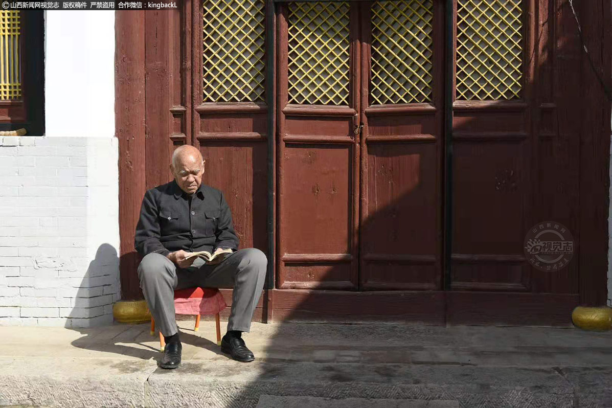      李凤舞，今年78岁，曾经是郭家庄中学的教员，退休后不退职，回村后兼村委书记及村长十余年，积极推动后堡头村的发展之路，建光伏发电，使村里年收入达十余万元，为村里做出了巨大的贡献。现在的他可以晒晒太阳，看看书，是真正的老有所乐。