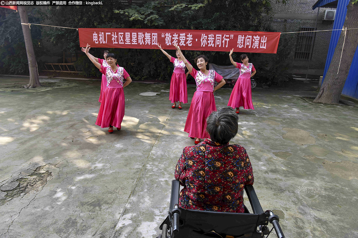     演出团队中人员有的要照顾老人，有的要照看孙子，有的要为儿女买菜做饭。但他们依然抽出时间，自购各种演出服装积极参加团队排练和表演，把最美的舞姿和嘹亮的歌声分享给大家。给社区、老年照料中心带去欢声笑语，既丰富了居民的文化生活，又快乐了自己。图为演员们在老年照料中心进行表演。