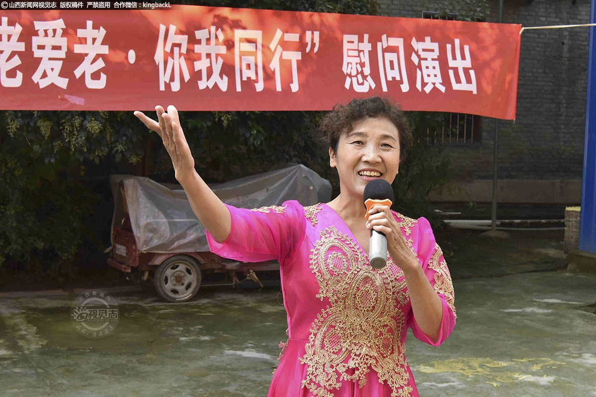      开始演出后，音乐或婉转悠扬，或欢快明亮的，吸引了众多人前来欣赏。伴着音乐的歌舞表演让观众大饱眼福。现在，表演的队伍吸引了越来越多的群众的关注。现在，乐队已有20名固定成员。