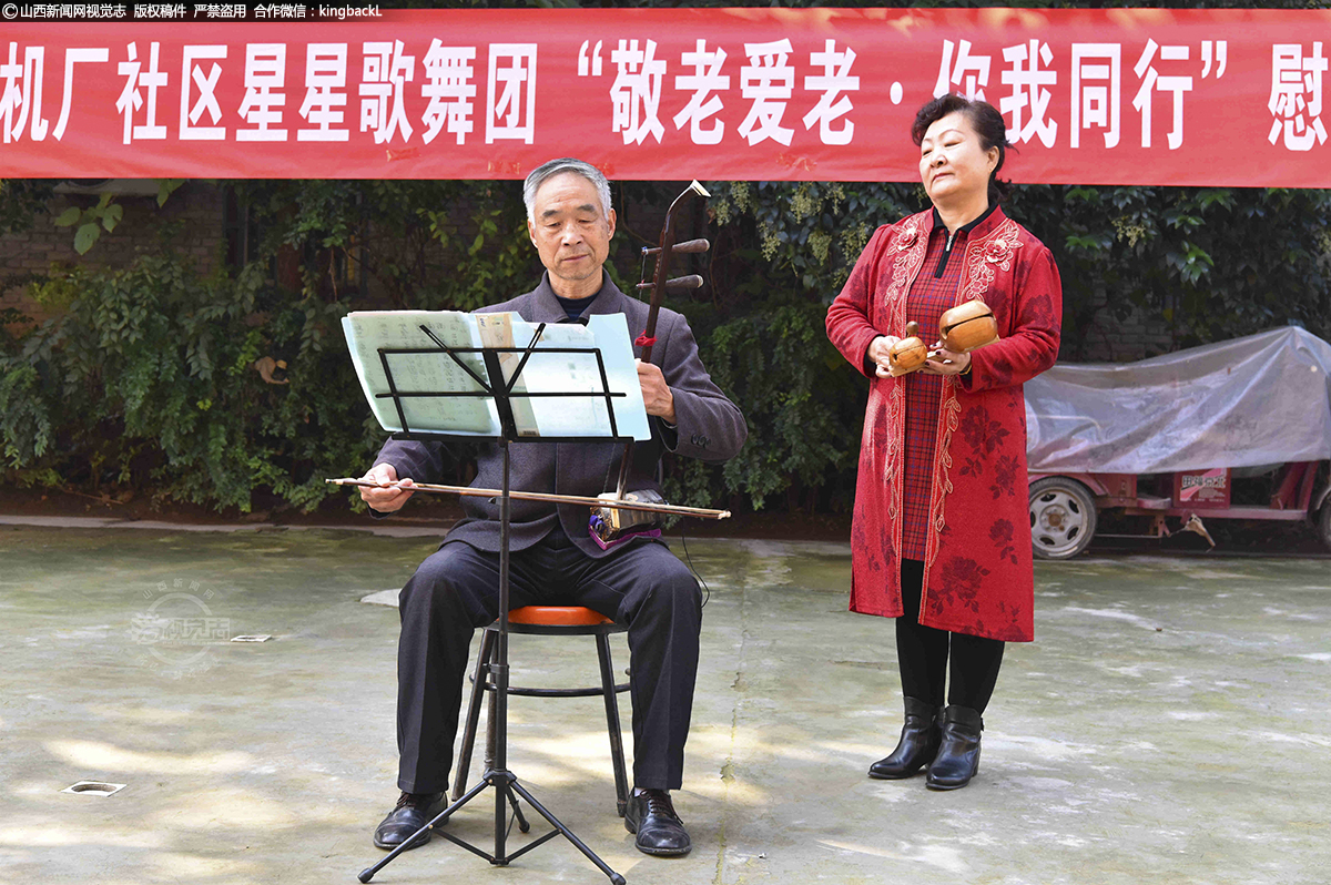      他们多才多艺，能歌善舞，把最优美婉转的歌曲无私奉献给大家。演出现场，演员唱腔流畅优美，字音清晰，观众们看得聚精会神，大家掌声和喝彩声不断。观众表示，演出现场氛围很好，这种义务演出非常好，能够丰富我们的业余生活。