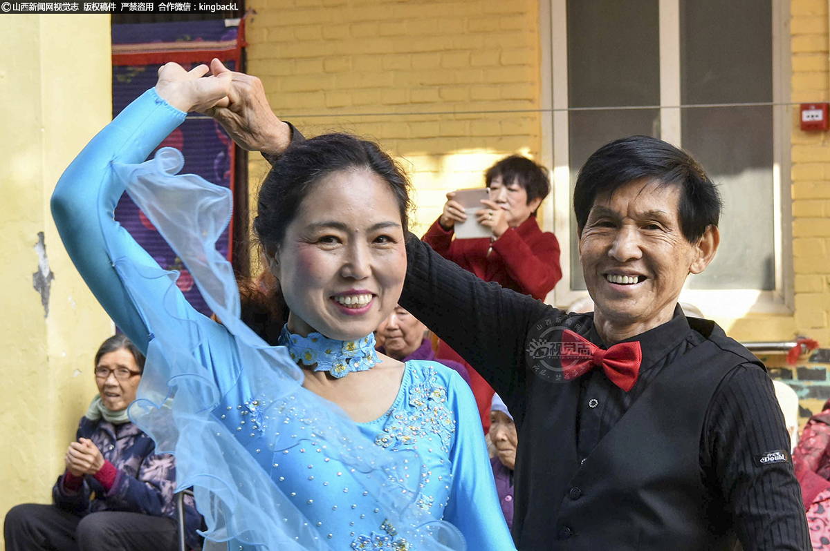      歌舞团成员大部分都比较年长，但在音乐响起后，伴着歌舞的表演，大家感觉一样年轻和快乐。演出团通过义务演出，把快乐传递给更多市民和老人，他们觉得自己的演出也很有意义。