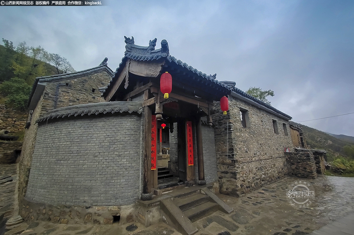      从这里走出的人，不甘心老房子的破败，即便不常住，也有人会对老房子进行翻修，而房子的样式，完全遵照的之前的模样。因为对农村出身的人而言，每个人心中都有一种亘古不变的老屋情怀。不管是身居庙堂之高，还是坐拥广厦千万间。心灵深处最原始、最亲切的关于家的概念，那就是老屋的情怀。有老屋相伴的童年无论是什么记忆，而今都充满着无以言说的幸福感，而这幸福感是那样的温馨、悠远而又绵长。