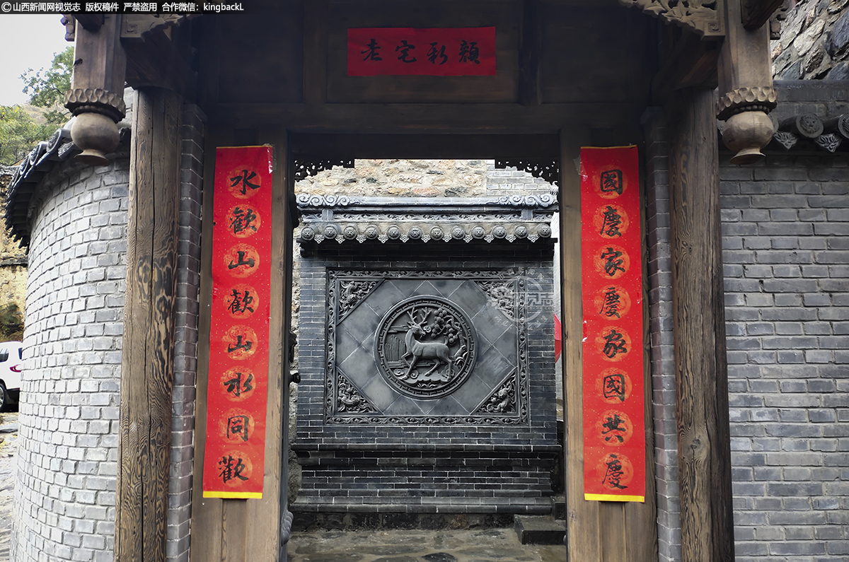      “老宅新颜”，通过对老宅的翻修，可以留住最后的情怀。因为老屋倒了，便再没有安慰和寄托，连那份难以割舍的乡愁都会渐渐淡去，只能把老屋深深地埋在心里。老屋情结，在每个人的心中，在国家和民族的记忆里，在地球上的每一个角落。可以说，有思想就有老屋情结。你住过的地方，生活过的地方，离开了，就会想念它，这就是老屋情结，这就是乡愁。