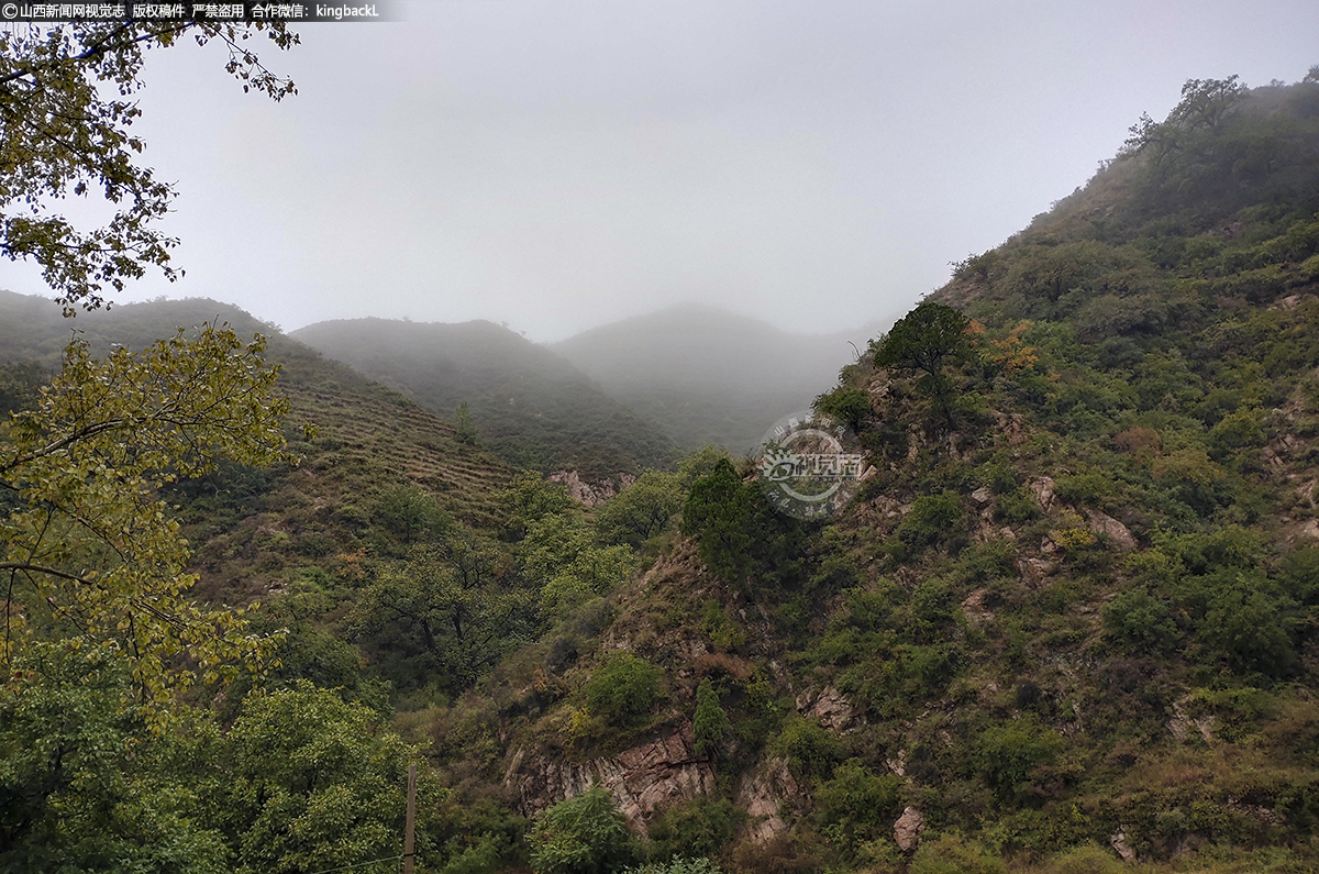      偏亮村随着一年四季的变化，每一季的景色也不相同。盛夏的时候，这里是充满绿色的天然氧吧，而秋季这些绿色逐渐变浅，与淡淡的雾气搭配在一起，山色和村庄形成了另一种景象。偏亮村的风景确实很美，也许是游人和摄影师的天堂，但是这些不能为长期定居的村民提供便利的生活。