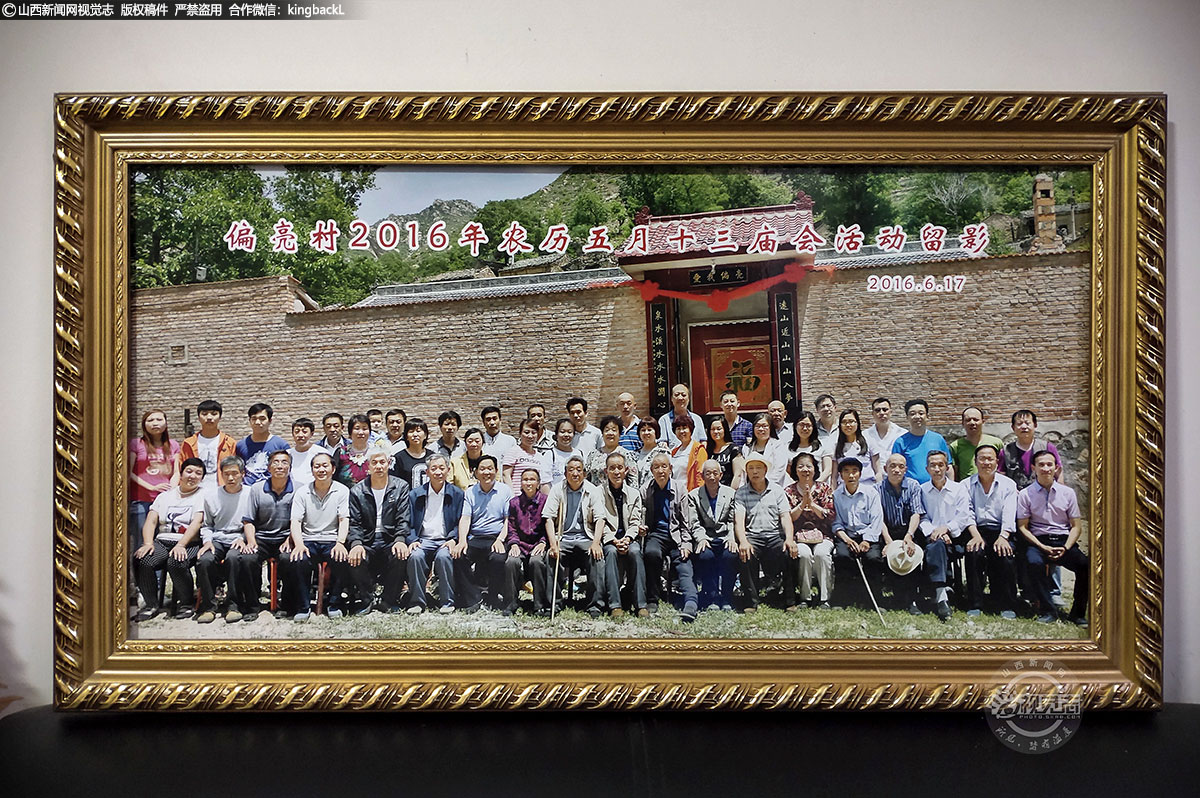      这是一张村里人庙会活动的合影，每年都会有人组织村民返乡参加集体活动，大部分的人也会积极响应这种号召。大家都希望能通过这种方式可以守候自己的乡土情结。这里除了有着对出生地的特别眷恋以及成长记忆外，更因为村庄和老屋是他们度过艰难时光，实在是刻骨铭心。村庄、老屋装满了太多的乡愁和记忆，无论走到哪里，都难以抹去，难以忘怀。