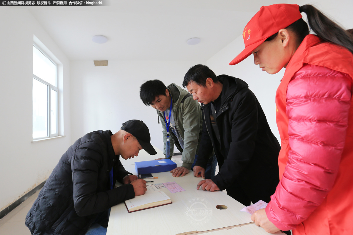      近年来，平顺县为了解决部分贫困村“一方水土养不了一方人”的实际状况，严格按照省市易地扶贫搬迁工作整体部署，结合平顺区域实际和产业发展布局，在充分尊重群众意愿基础上，推行三种模式，精准安置搬迁对象。图为现场工作人员协助群众完成相关的登记手续。